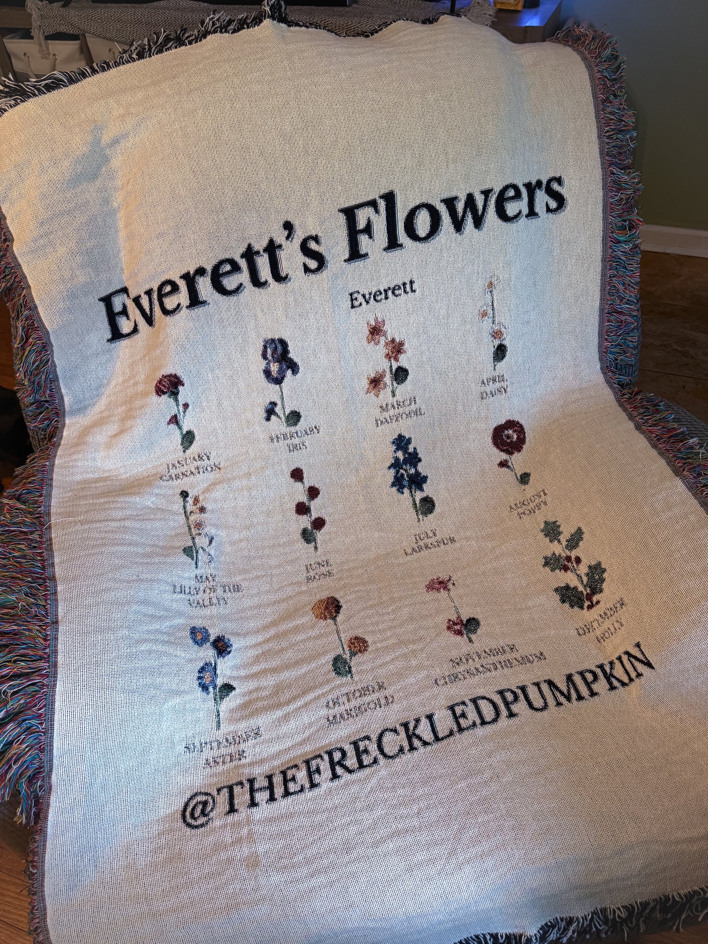 šEverettās Flowers Cozy Woven Blanket